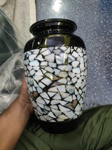 Urna Funeraria Negra con Diseño de Mosaico Blanco para Cenizas de Adultos, Urna Conmemorativa Grande y Resistente con Tapa y Bolsa Gratis - Product Image 1