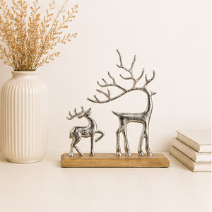 Figura Navideña Premium de Reno y Ciervo en Metal Plateado, Escultura Elegante de Aluminio Texturizado sobre Base de Madera Resistente para las Fiestas - Product Image 2