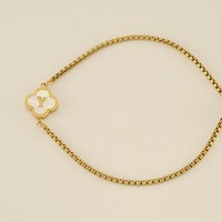 Bracelet tendance en acier inoxydable doré avec pendentif trèfle pour femme – Collections de mode pour soirées