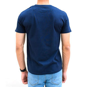 T-shirt à manches courtes col en V en polyester/coton léger et écologique pour hommes, vente en gros |   Logo personnalisé sur le devant, design simple - Product Image 4