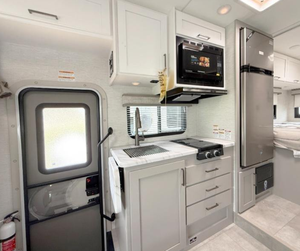 Autocaravanes de Luxe Confortables d'Occasion 2023 2024 2025 2026 T-H-O-R RV M-O-T-O-R C-O-A-C-H QUANTUM LC19 - Product Image 4