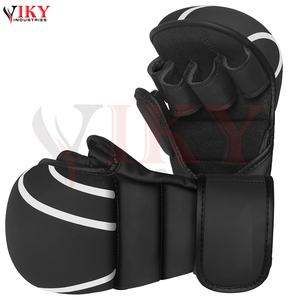 Guantes de Artes Marciales Mixtas (MMA) de Piel Sintética Blanca/Negra con Palma Abierta, Ajustables con Gancho, de Buena Calidad y Marca Privada - Product Image 3