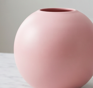 Ensemble de 2 vases ronds en métal rose mat, décoratifs, parfaits pour la décoration de table, les coins de bureau ou les arrangements de mariage. - Product Image 2