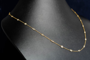 สร้อยคอ Natural Diamond Station ประดับเพชรทรง Brilliant-Cut ตัวเรือนทองคำแท้ 18K สีเหลือง จากแบรนด์ The Yard Luxury Chain - Product Image 3