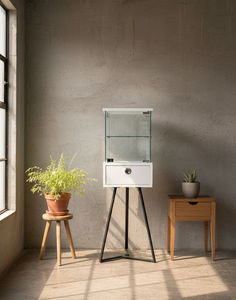 Vitrina Exhibidora de Joyería y Relojes TMG-G401(ECO) Moderna y Minimalista de Vidrio Templado Blanco con Base de Trípode Metálico, Ideal para Tiendas - Product Image 1