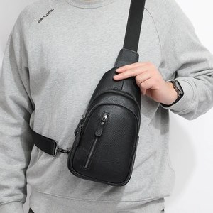 Bolso de Pecho de Cuero Negro Genuino para Hombre, Bolso Bandolera Premium con Correa Ajustable - Product Image 6