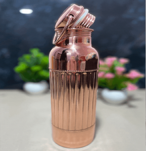 Elegante botella de cobre estriada con una correa de transporte práctica y un tapón de rosca seguro, disponible a precios de mayorista. - Product Image 1