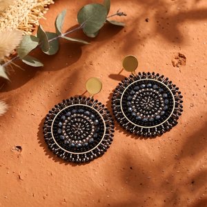 Boucles d'oreilles rondes faites à la main avec perles, bijoux statement noir et or, accessoire de mode pour femmes - Product Image 2
