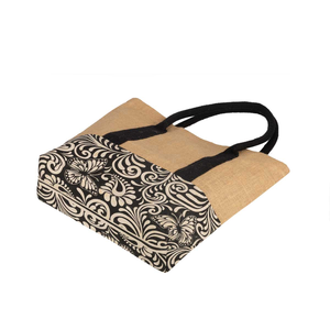 Sac fourre-tout bohème en jute avec design à panneaux noir et beige, ouverture supérieure, idéal pour le shopping toutes saisons - Product Image 3