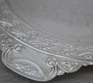 Bandeja de Plata de Lujo con Patrón en Relieve, Plato Metálico Decorativo al por Mayor para Bodas, Fiestas y Eventos, Vajilla - Product Image 3