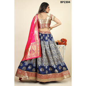Lehenga choli แบบดั้งเดิม

ได้รับสัมผัสแบบดั้งเดิมกับรูปลักษณ์ของคุณประดับด้วยวัสดุ jacquard lehenga ที่ตกแต่งด้วย All-O - Product Image 5