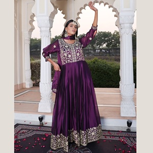 Élégante Robe Anarkali Exclusif pour Femme, Violette, pour Mariages et Occasions Festives, Manches 3/4, en Crêpe de Soie Rangoli - Product Image 1