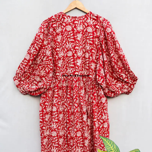 Belle robe en coton à motifs floraux, imprimée à la main, pour un usage décontracté. - Product Image 3