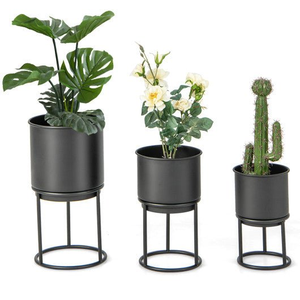 Juego de Tres Macetas de Metal Negro con Soportes Redondos de Hierro, Modernas y Minimalistas, para Plantas de Interior y Exterior - Product Image 1
