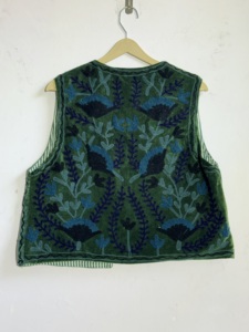 Gilet matelassé en coton brodé fait main |   Veste sans manches florale bohème |   Gilet artisanal d'art populaire |   Gilet réversible à superposer - Product Image 4