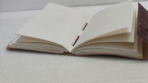 Cuaderno Clásico de Cuero con Patrón Rectangular en Relieve, Hecho a Mano, Estilo Vintage, con Cierre Metálico y Papel Hecho a Mano - Product Image 3