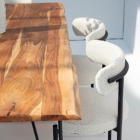 Table à manger en bois d'acacia Vandana Aureo Arista avec un design contemporain solide et fait main