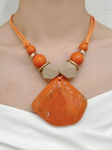 Collier en résine fait main de qualité supérieure pour femmes, pendentif en résine artistique unique, collier tendance moderne pour tous les jours - Product Image 2