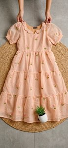 Robe midi rose brodée de fleurs, coupe trapèze, avec col Peter Pan et manches courtes, pour un usage quotidien, style été, en coton Chanderi - Product Image 1