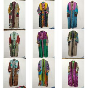 Kimono de luxe d'été, robe longue patchwork faite main, style indien vintage, en soie de sari recyclée, idéal comme cache-maillot ou tenue de nuit. - Product Image 1