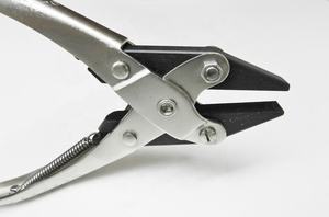 Alicates profesionales de acción paralela Punta plana Mandíbula Lisa 5-1/2 "Alicates de joyería 140mm con resorte. Fabricado por Zarnab Surgical - Product Image 4