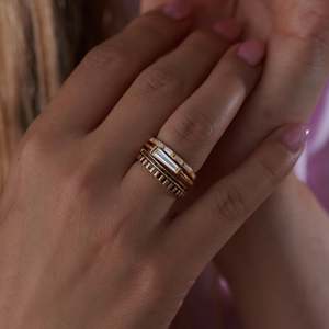 Anillo minimalista de oro macizo de 14k con diamante baguette cónico, unisex, para uso diario. - Product Image 6