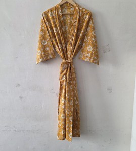 ชุดกิโมโนผ้าฝ้ายพิมพ์ลายดอกมัสตาร์ดสุดหรู งานพิมพ์ลายด้วยมือ 100% ผ้าฝ้ายพรีเมียมเนื้อบางเบา ชุดเดรสยาวปานกลางทรงไม่สมมาตร สวยงามน่าทึ่ง - Product Image 4