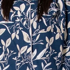 Ensemble de pyjama en satin bleu marine et blanc à imprimé floral pour femme, chemise à manches longues boutonnée et pantalon assorti, vêtements de nuit doux, vêtements de détente, OEM - Product Image 4
