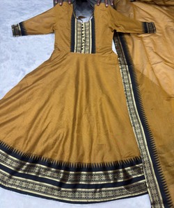 ชุดเดรสผ้าฝ้ายลายแจ็คการ์ดปักลายลูกไม้แบบดั้งเดิม พร้อมผ้าคลุมไหล่ สำหรับงานเทศกาล ราคาขายส่ง เสื้อผ้าชาติพันธุ์ สีเหลือง - Product Image 5