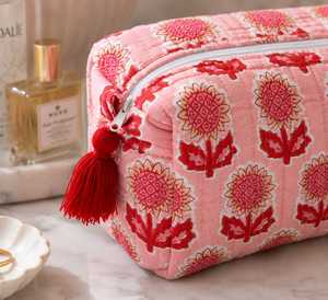กระเป๋าเครื่องสำอางผ้าฝ้ายกันน้ำรักษ์โลกจาก Veer Handicrafts พร้อมซิปปิด หูหิ้วนุ่ม ขนาดกลาง เหมาะสำหรับการเดินทาง ตกแต่งพู่ห้อย - Product Image 4
