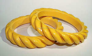 Brazalete de resina hecho a mano para mujer Diseño curvo elegante con patrones únicos Acabado brillante para fiesta de boda o regalo - Product Image 2