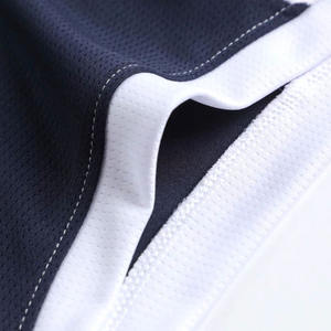 Uniforme de baloncesto, conjunto de camiseta y pantalones cortos deportivos de baloncesto, hecho con material de malla transpirable, diseñado para juegos y entrenamientos. - Product Image 3