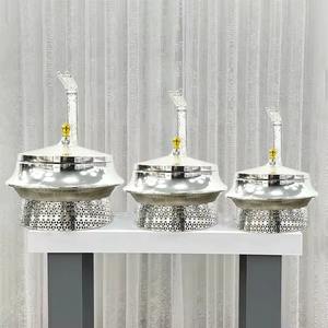 El plato de metal para calentar alimentos transforma el servicio de comida en una ceremonia elegante. La superficie de acero lisa simboliza la calidad del trabajo artesanal. - Product Image 3