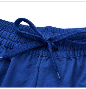 กางเกงขาสั้นคาร์โก้ผู้ชายแบบใหม่ ทันสมัย ทรงหลวม มีกระเป๋าข้าง สีพื้น ปรับแต่งสีลายจุดและโลโก้ได้ - Product Image 5