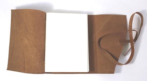 Magnifique journal en cuir véritable fait main, aspect antique, marron clair, avec logo embossé, en cuir de buffle huilé effet froissé, idéal comme cadeau. - Product Image 4
