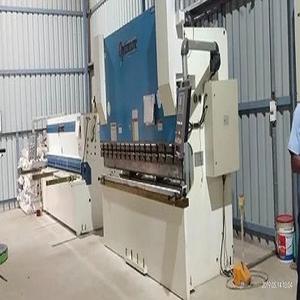 Presse plieuse hydraulique CNC pour tôles d'aluminium et d'acier - Product Image 2