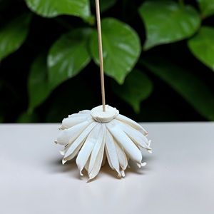 Fleurs artisanales durables en bois de Sola blanc (Spider Mum), taille : 8,5 cm, tige en fibre de plantes de Sésbania de Thaïlande - Product Image 6