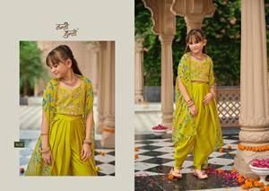 Mädchen Crop Seide Salwar Kameez Set Traditionelle Partykleidung Locker Sitzende Digital Bedruckte Kurti mit Satin-Hose und Blumen-Dupatta - Product Image 4