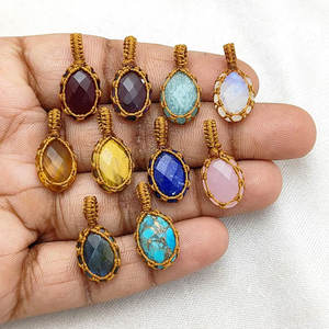 Pendentifs en macramé avec pierres précieuses naturelles mélangées, cabochons ovales, enveloppés d'or, bijoux bohèmes de guérison, lot en gros - Product Image 3