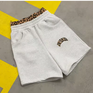 Shorts Bermuda Blancs pour Hommes avec Ceinture Léopard, Logo Brodé, Taille Élastique, Style Décontracté, Taille Mi-Haute, Tissu Coton - Product Image 3