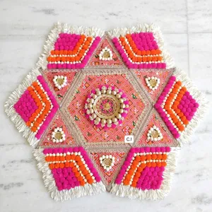Tapis Rangoli traditionnel en coton avec pompons et motifs brodés pour la décoration de mariage - Product Image 2