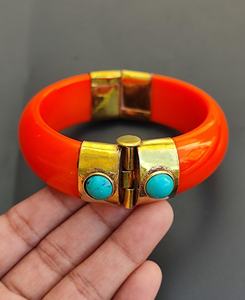 Brazaletes de latón hechos a mano con diseño moderno en relieve, diseño personalizado, accesorios para niñas de Universal Overseas en India. - Product Image 1