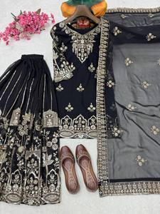 Ensemble Sharara Royal avec broderie Zari dorée, style Lehenga de mariée, Salwar Kameez de créateur, tenue de fête, infroissable - Product Image 2