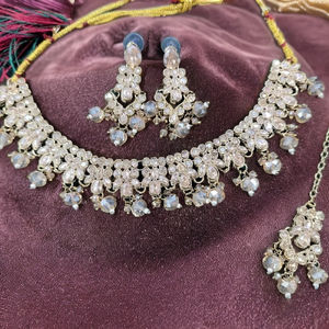 Collier fantaisie style délicat plaqué or avec diamant pour fêtes, mariages et cadeaux - Product Image 1