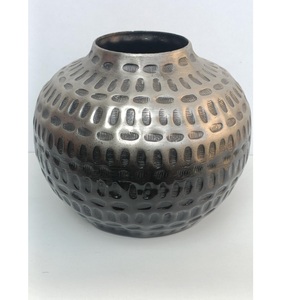 Elegante Florero Moderno de Aluminio - Base Antideslizante Hecha a Mano, Ligera y Duradera para Bodas, Ramadán, Hogar/Oficina, Mesa o Suelo - Product Image 5
