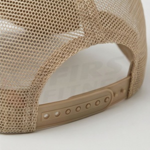 หมวกแก๊ปสีเบจ ตาข่ายด้านหลัง ปักลายม้าวิ่ง คุณภาพดี แฟชั่นประจำวันสำหรับผู้ชาย ให้ความสบายและปกป้องจากแสงแดด - Product Image 6