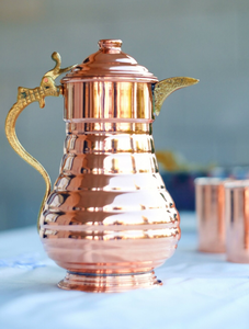 Carafe à eau en cuivre de style oriental avec poignée et bec verseur dorés, pichet en métal durable pour boissons et fêtes - Product Image 1