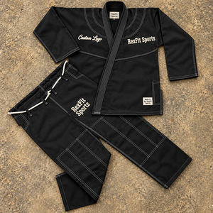 Kimono de BJJ traditionnel style wrap avec lettrage personnalisé sur la poitrine et pantalon d'entraînement de grappling unisexe – Vente en gros Jitsu - Product Image 1