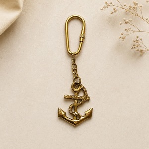 Porte-clés en laiton SHUBHAM, finition polie, fait main, avec pendentif crochet de bateau, idéal pour cadeau et accessoire de sac - Product Image 1