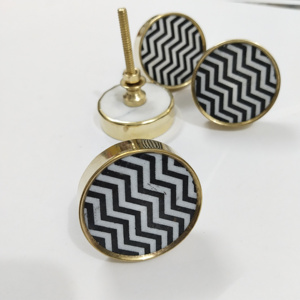 Boutons de tiroir à chevron noir et blanc fabriqués à la main poignées de meuble rondes modernes avec finition en laiton pour la décoration de meubles de maison - Product Image 1